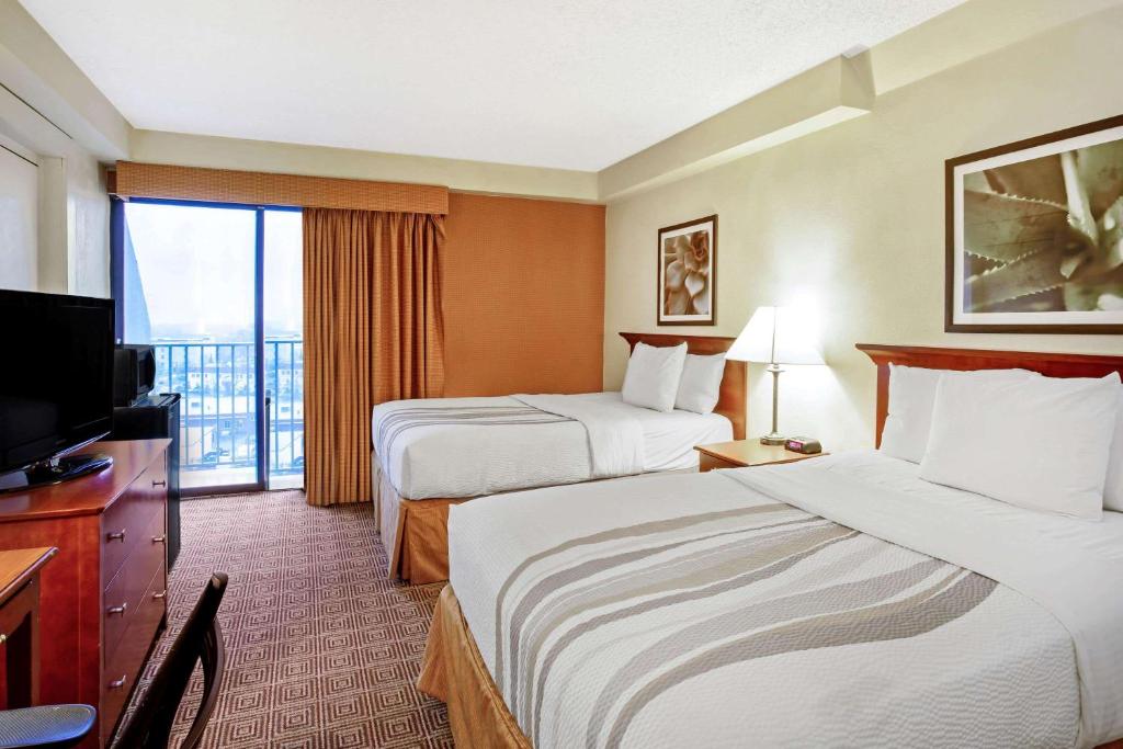 La Quinta Inn & Suites by Wyndham Stamford / New York City image