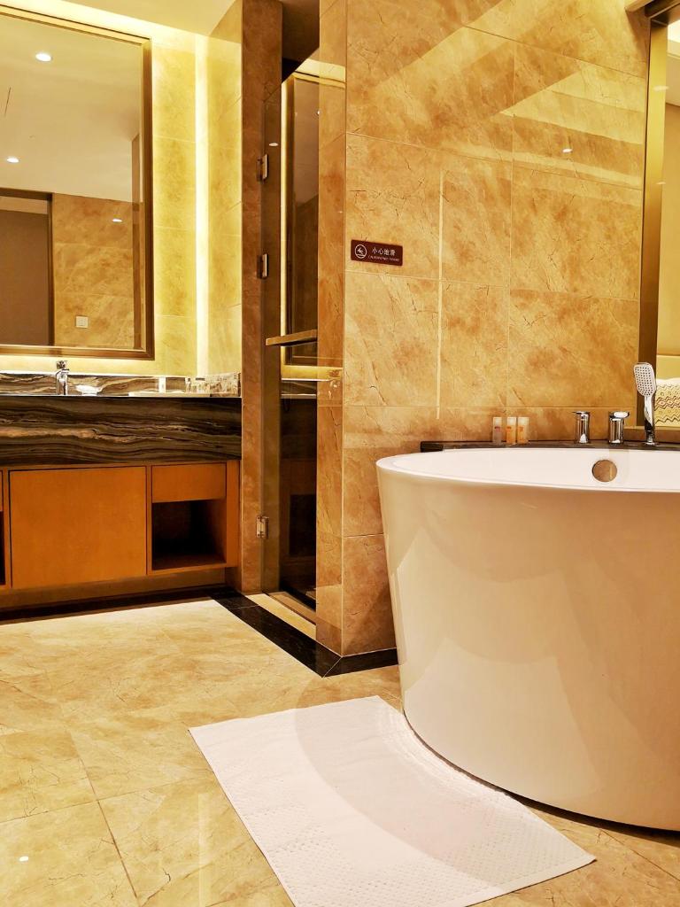 Ramada Plaza by Wyndham Dongxing City Center photo 2