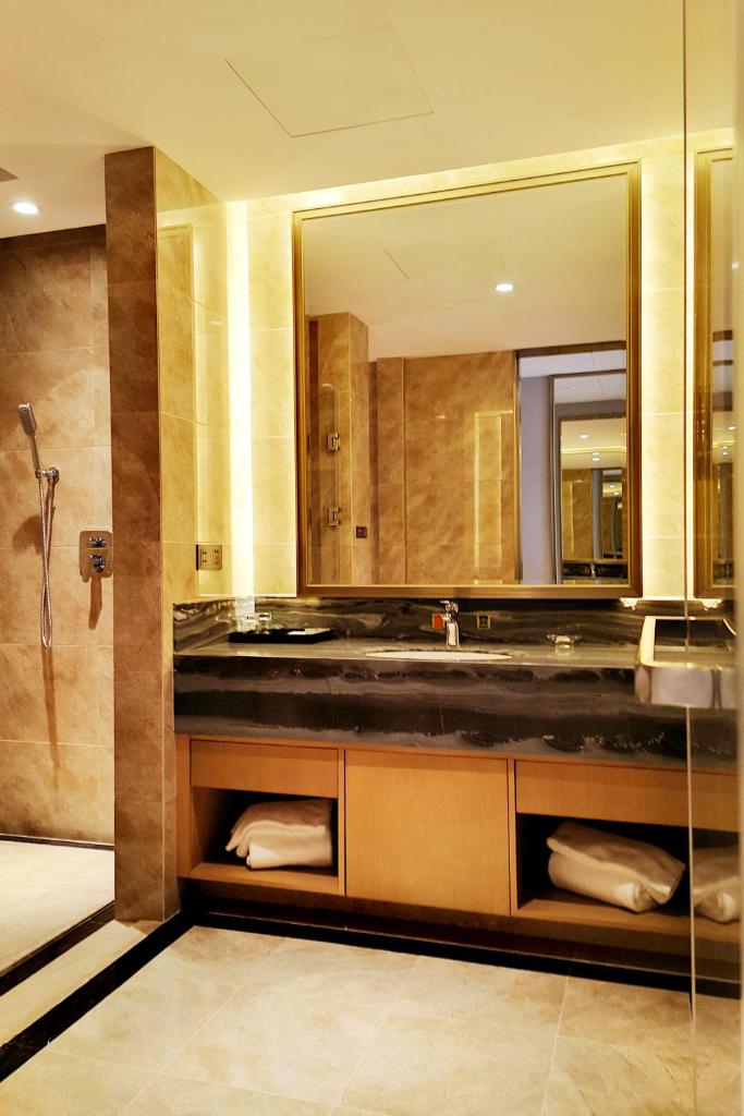 Ramada Plaza by Wyndham Dongxing City Center photo 4
