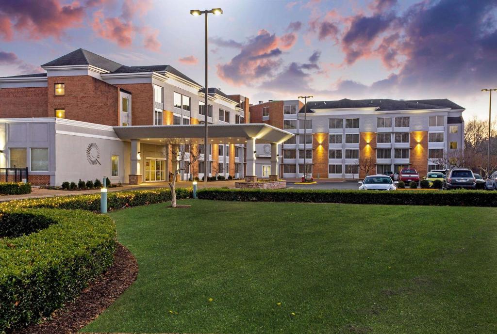 La Quinta Inn & Suites by Wyndham Williamsburg Historic Area image