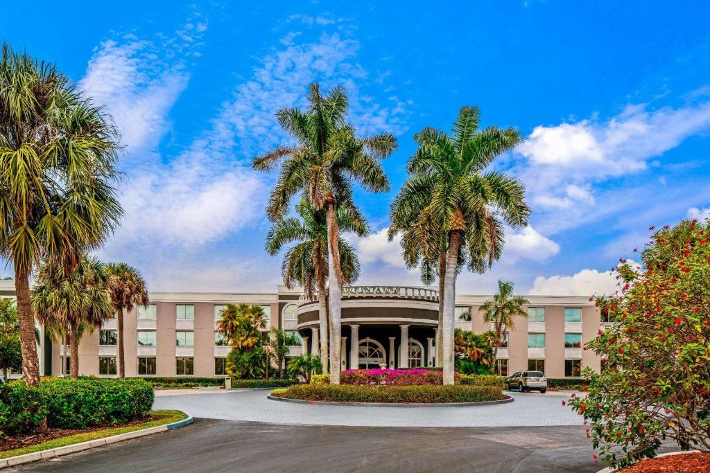 La Quinta Inn & Suites by Wyndham Naples Downtown image