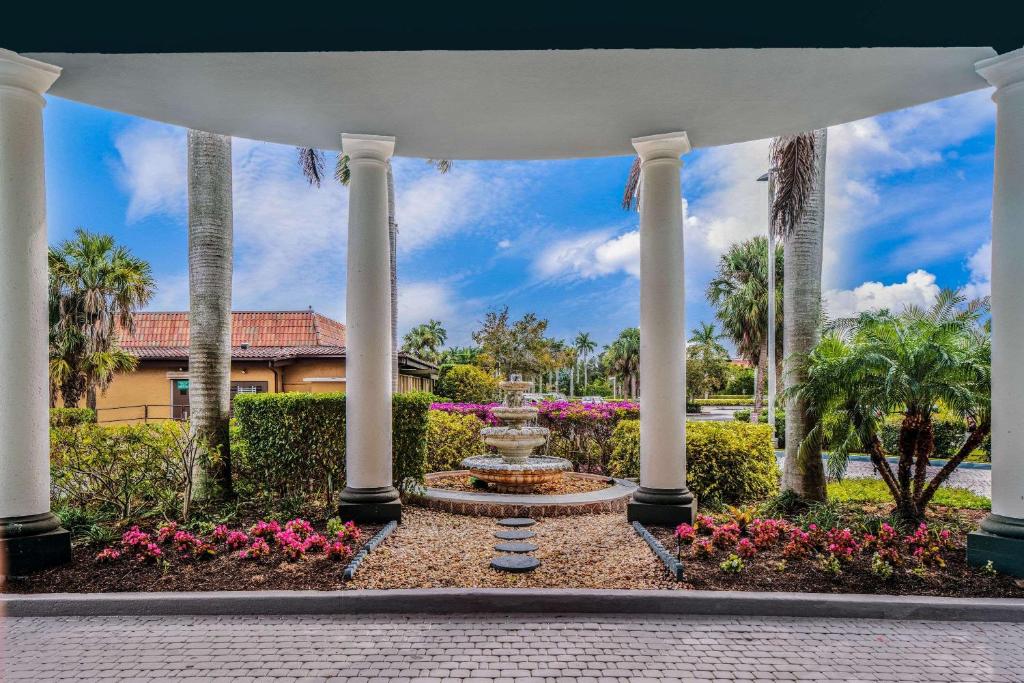 La Quinta by Wyndham Naples Downtown photo 2