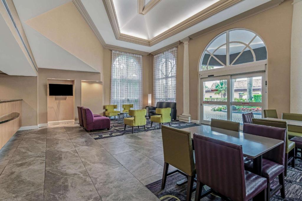 La Quinta by Wyndham Naples Downtown photo 3