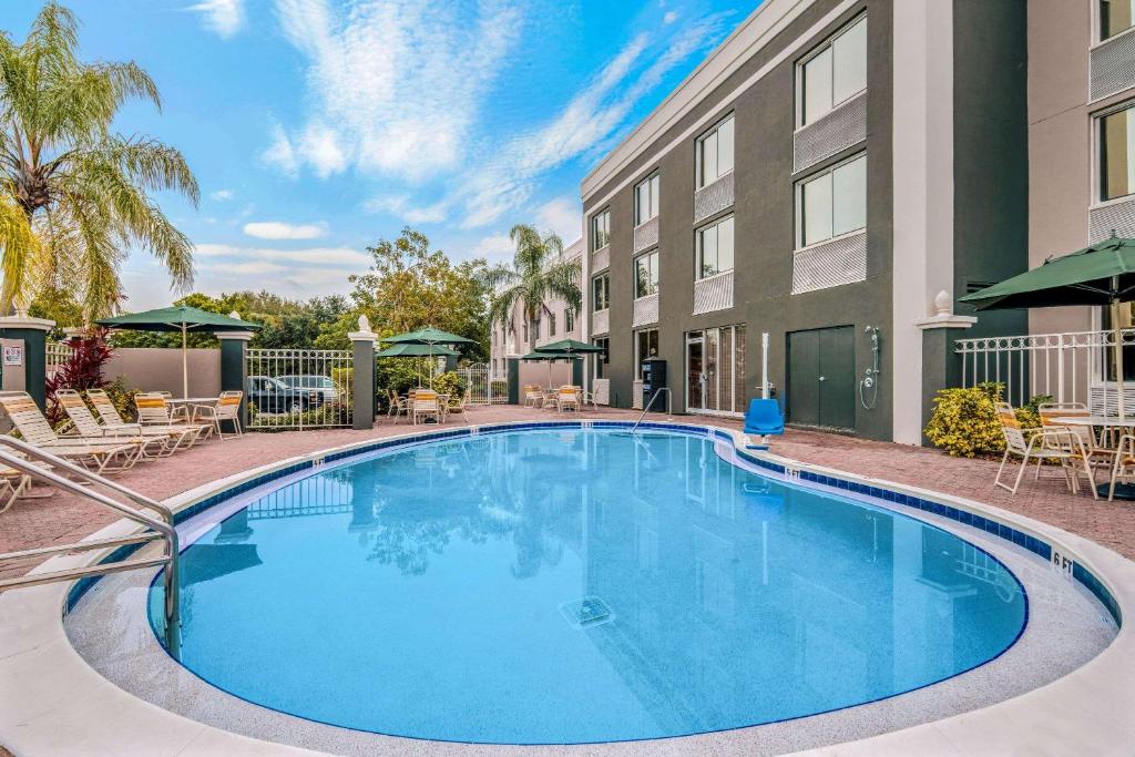 La Quinta by Wyndham Naples Downtown photo 1