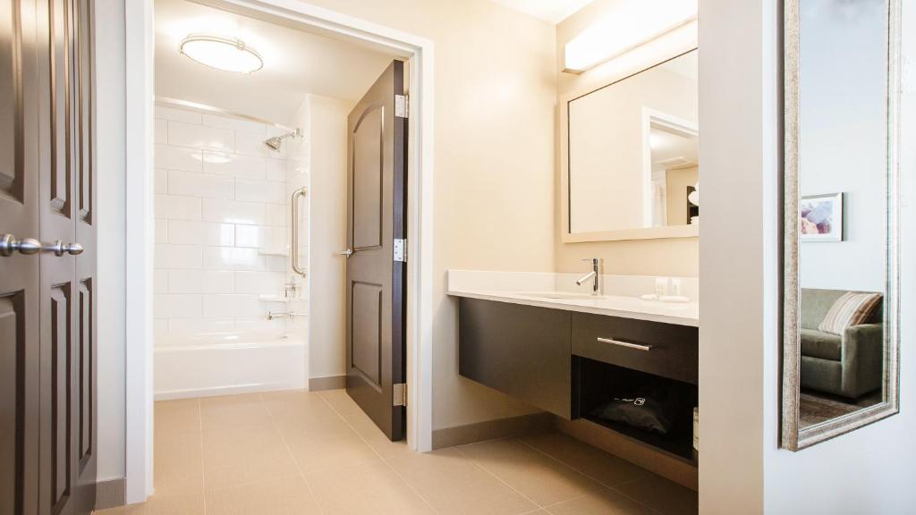 Staybridge Suites West Edmonton, an IHG Hotel photo 4