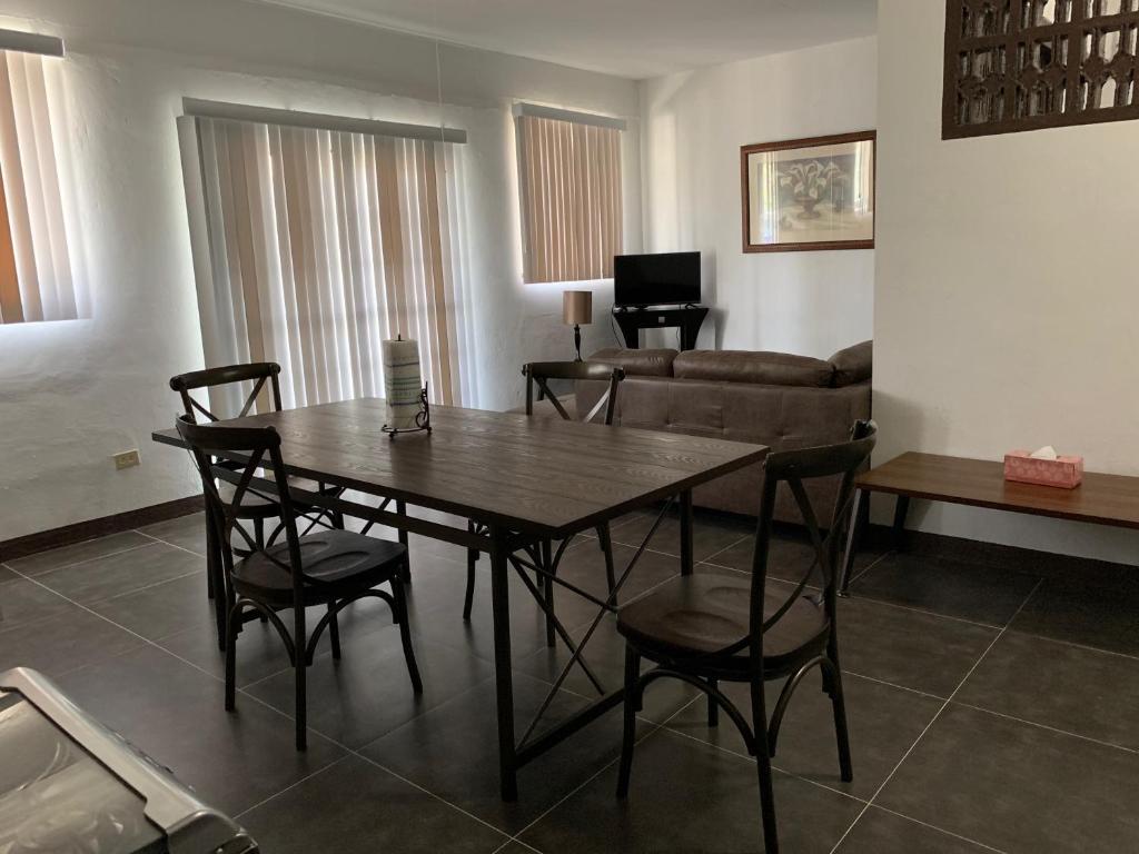 BEAUTIFUL 3 BEDROOM PRIVATE UNIT, FREE PARKING, FREE WIFI photo 4