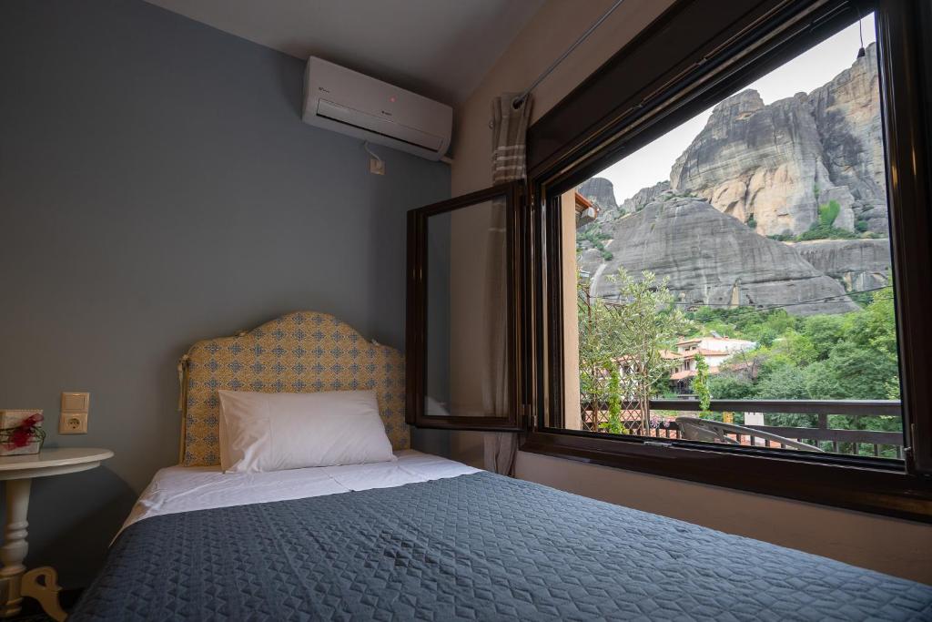 The house under the rocks of Meteora 1 photo 4
