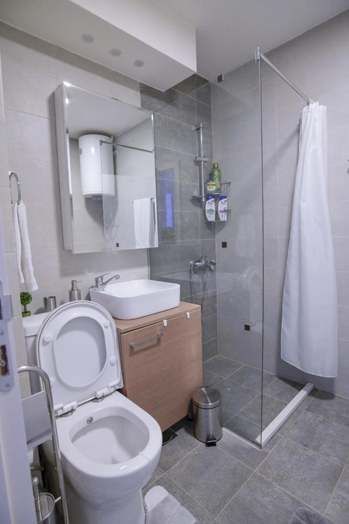 White Apartment photo 4
