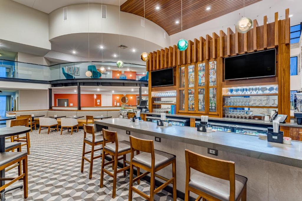 Holiday Inn - Columbus, an IHG Hotel photo 2
