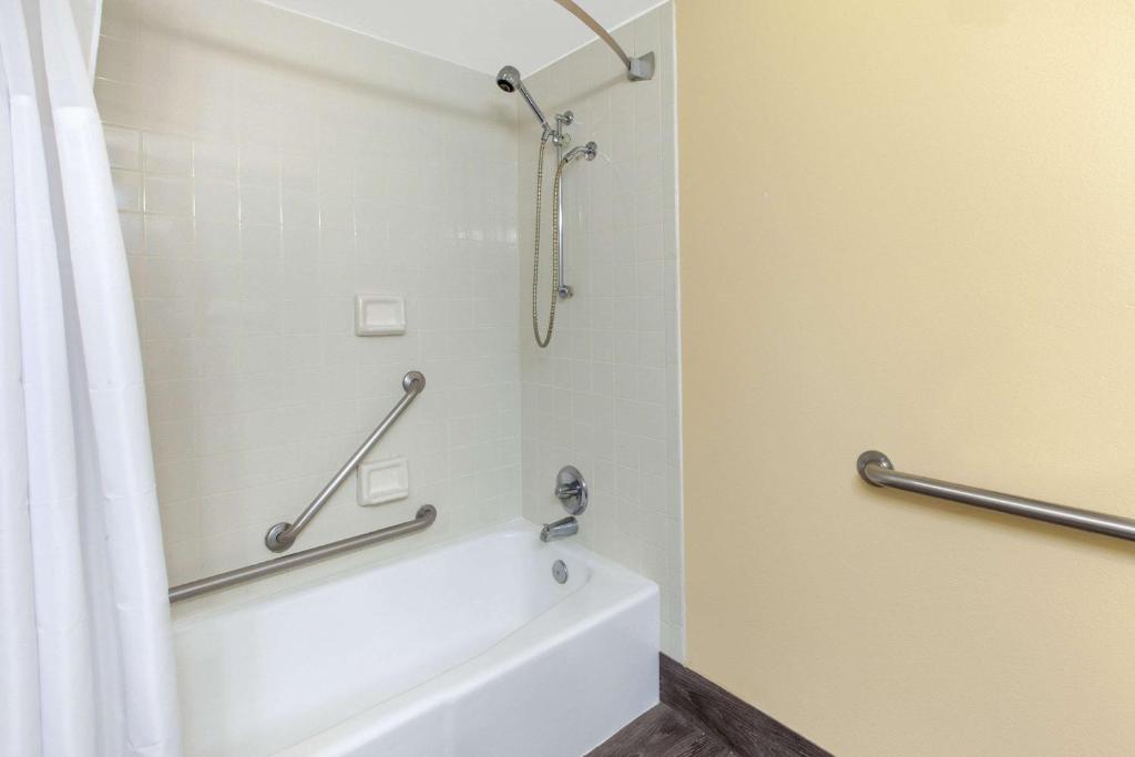 Days Inn & Suites by Wyndham Grand Rapids Near Downtown photo 4