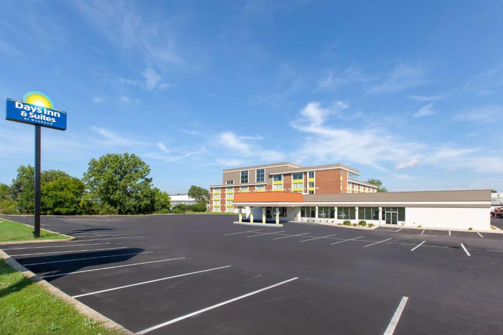 Days Inn & Suites Grand Rapids Near Downtown image