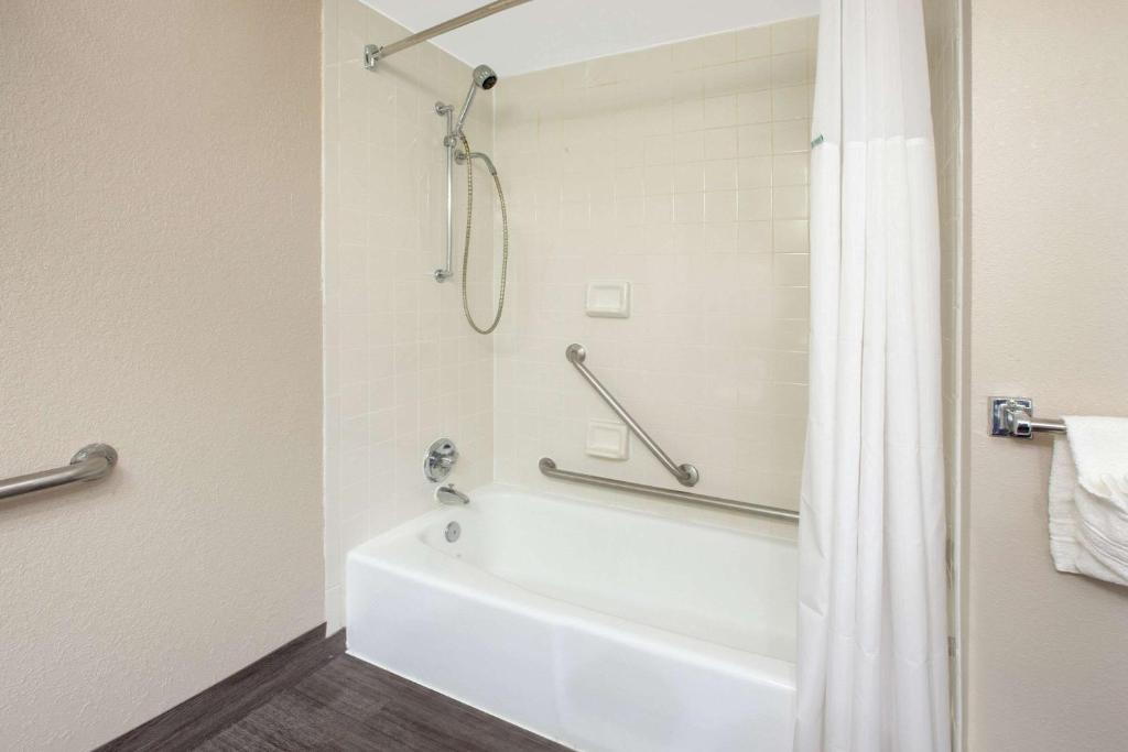 Baymont by Wyndham Grand Rapids Near Downtown photo 4