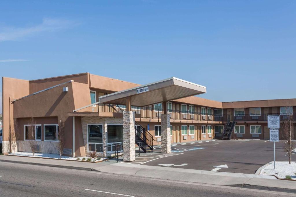 Days Inn by Wyndham Yosemite Area image