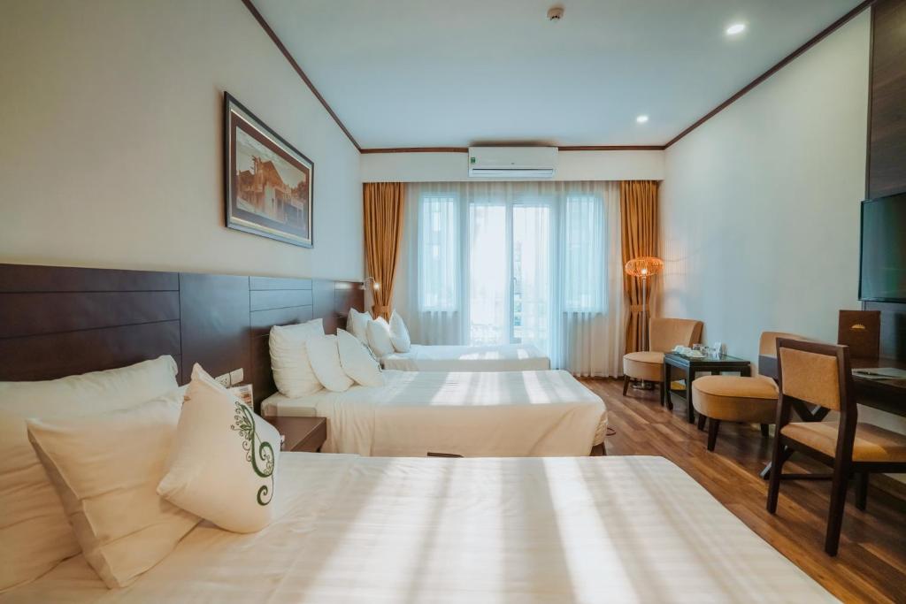 Трехместный (Трехместный номер Делюкс с балконом), Thang Long Opera Hotel