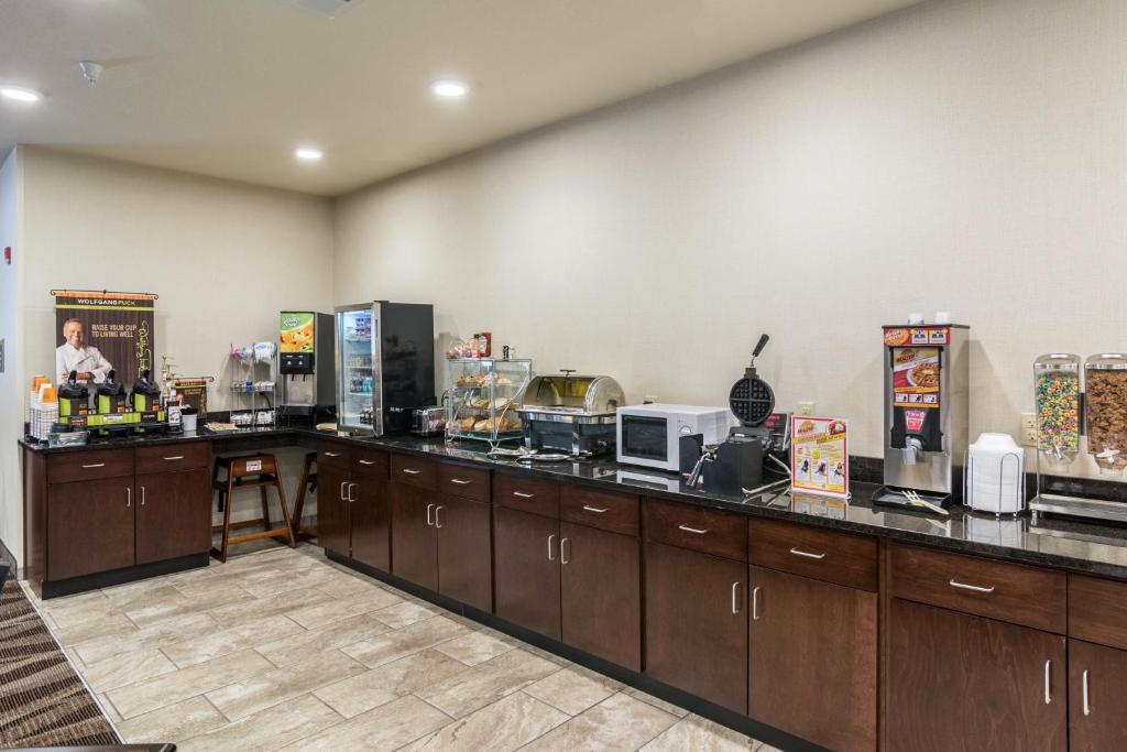 Cobblestone Hotel & Suites - Erie photo 4