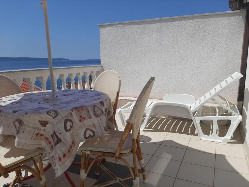 Sea View Holiday Home in Okrug Gornji with Balcony photo 3