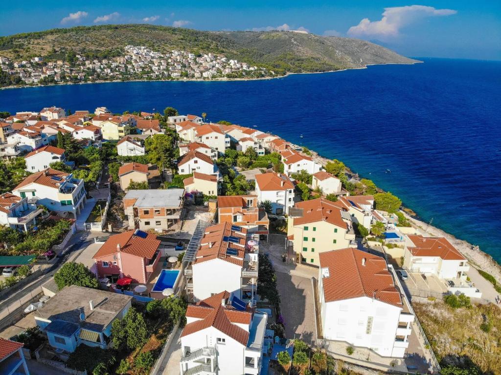Sea View Holiday Home in Okrug Gornji with Balcony photo 4