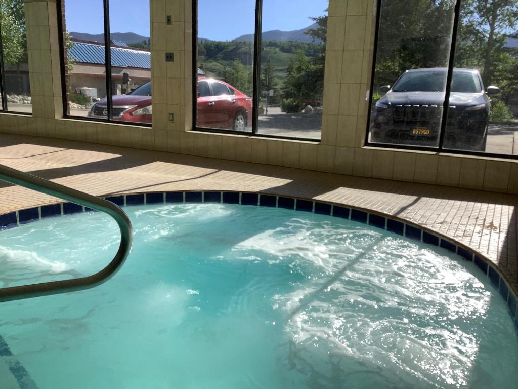 Luxury Inn & Suites photo 3
