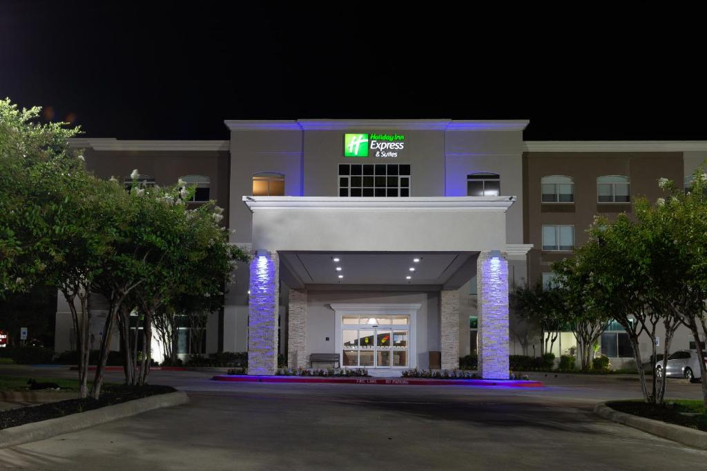 Holiday Inn Express & Suites Arlington North – Stadium Area, an IHG Hotel photo 3