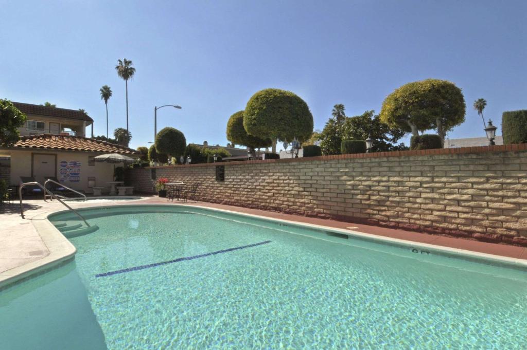Ramada by Wyndham Pasadena photo 2