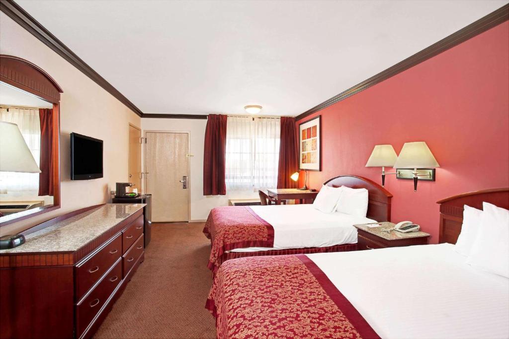 Ramada by Wyndham Pasadena photo 4