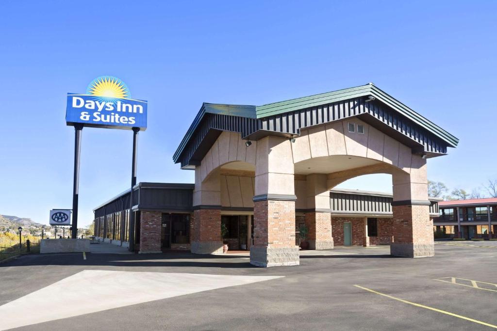 Days Inn & Suites by Wyndham Trinidad photo 2