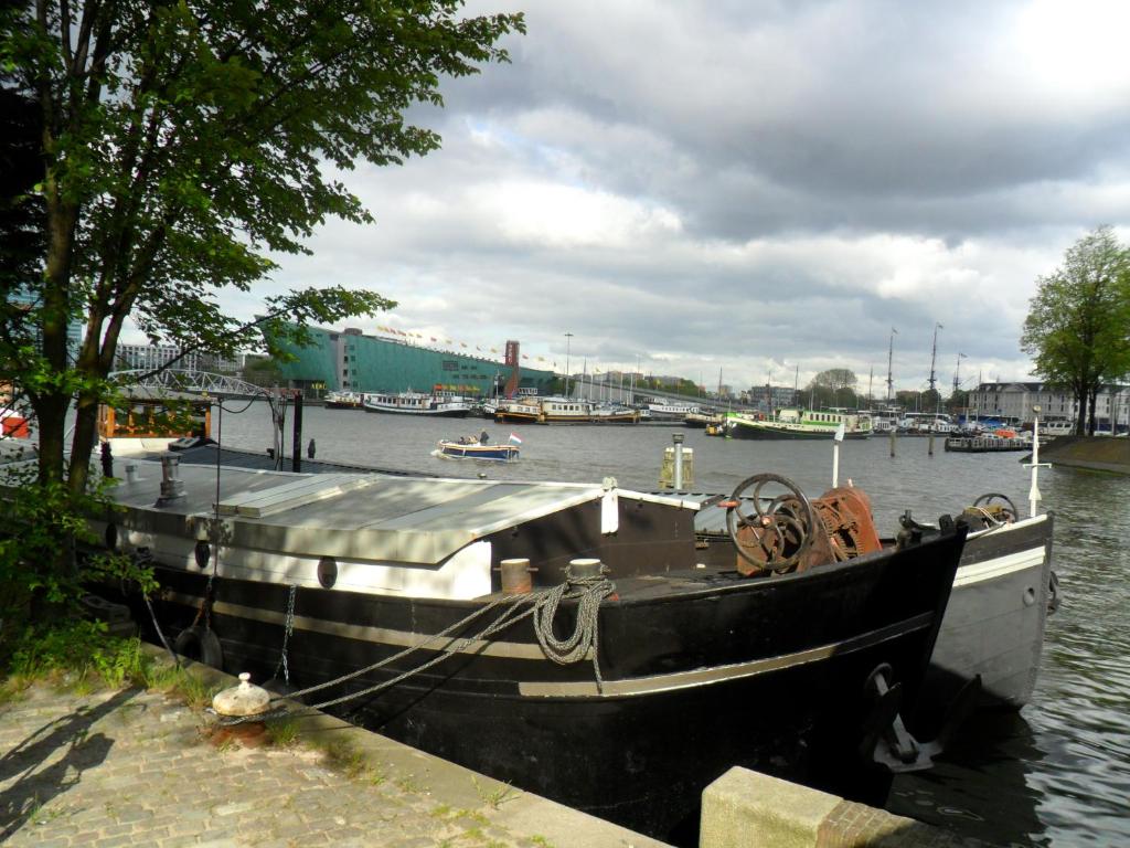 Anna Houseboat photo 2
