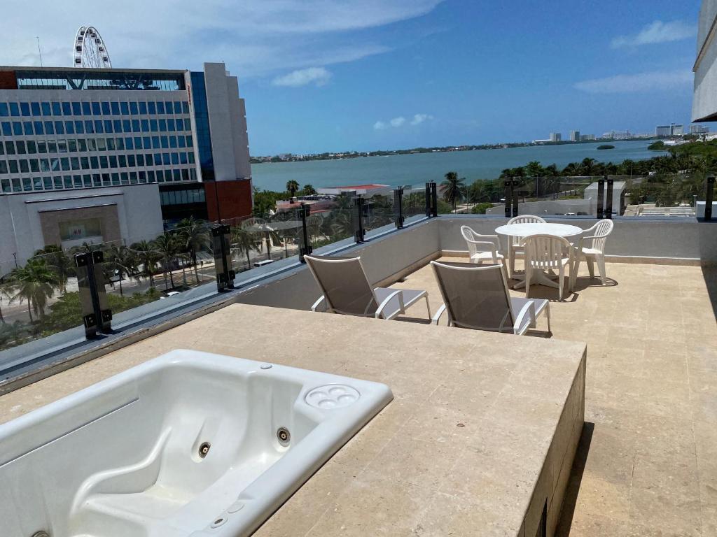 Апартаменты (Апартаменты с террасой), Ocean Front Condo in Hotel Zone