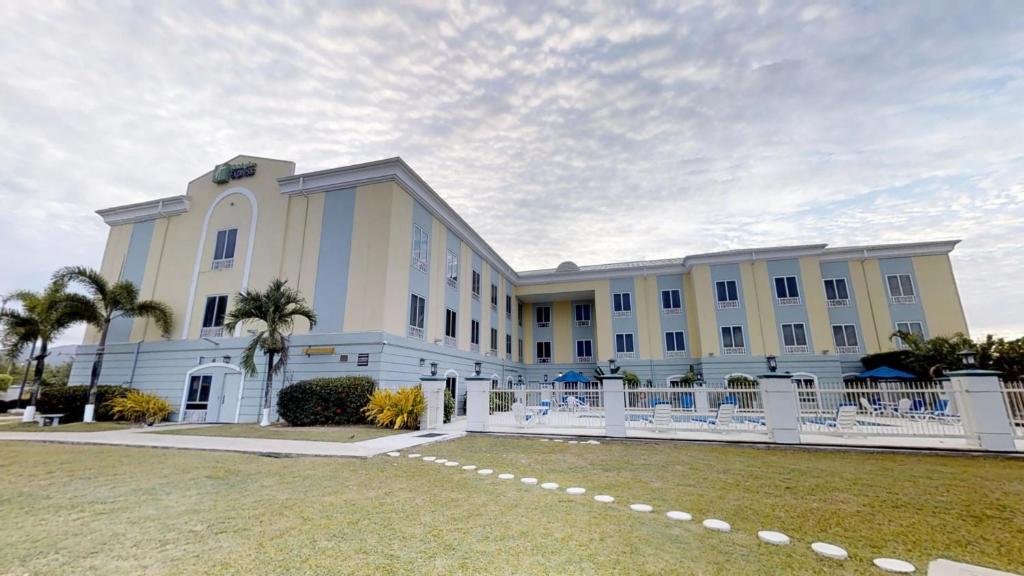 Holiday Inn Express Trincity, an IHG Hotel photo 2