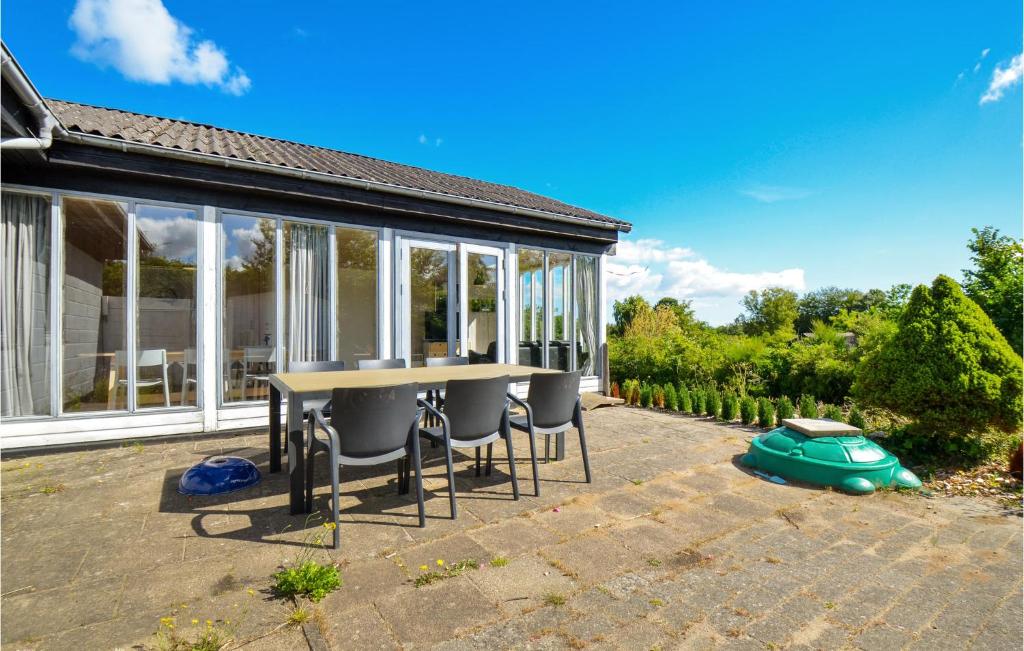 Beautiful Home In Allingbro With 4 Bedrooms And Wifi photo 2