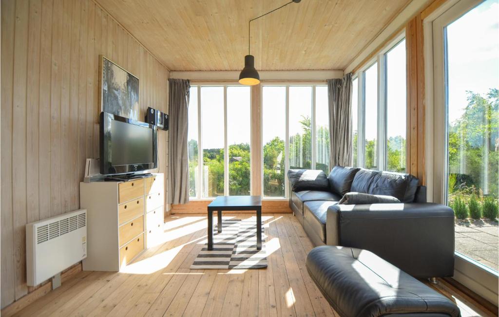 Beautiful Home In Allingbro With 4 Bedrooms And Wifi photo 3