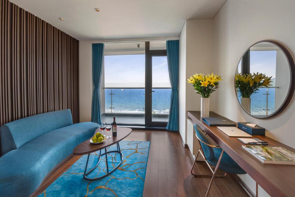 Сьюит (Grand Suite with Beach Front), Canvas Danang Beach Hotel