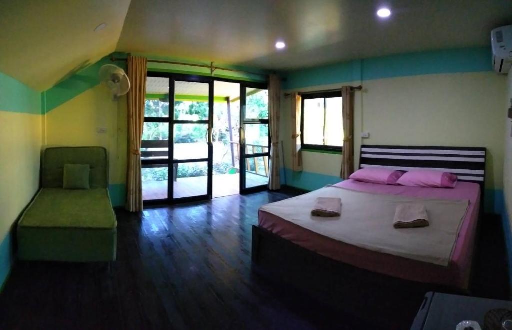 DAYA Beach, Lipe local