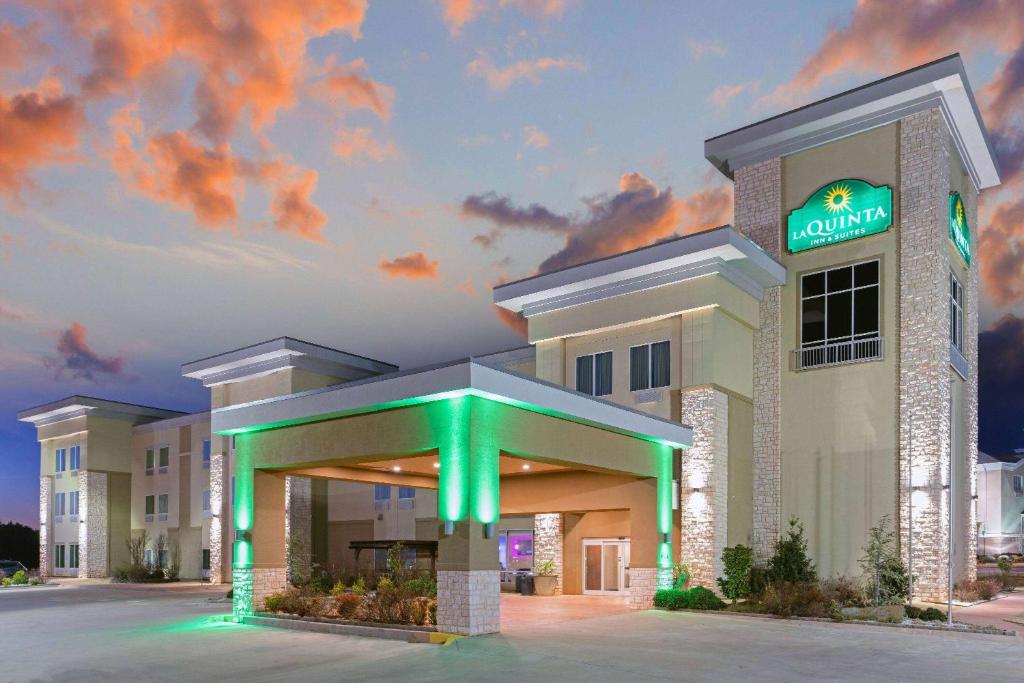 La Quinta Inn & Suites by Wyndham Guthrie image