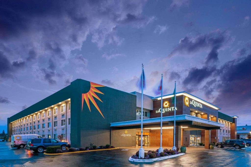 La Quinta Inn & Suites by Wyndham Seattle Federal Way image