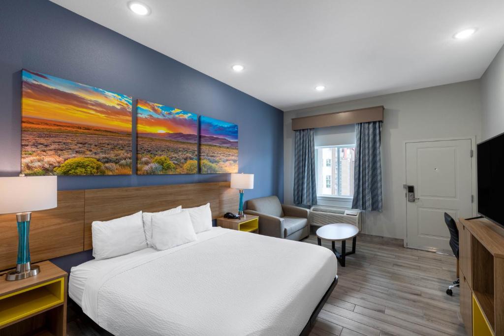 Days Inn & Suites by Wyndham Downtown/University of Houston image