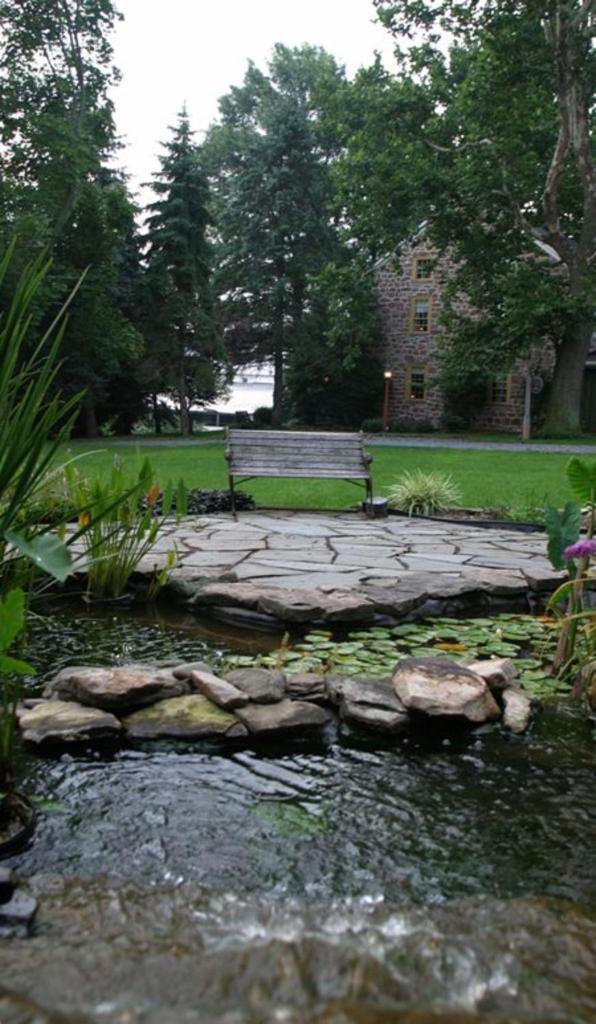 Brownstone Colonial Inn photo 3