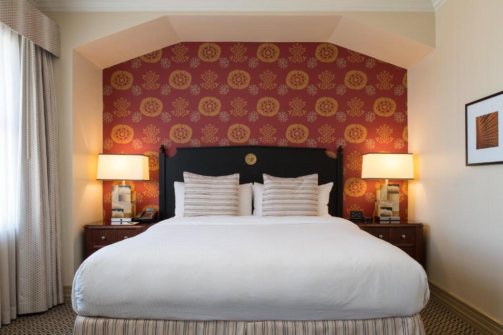 The Stephen F Austin Royal Sonesta Hotel Room Type - Mobility Accessible Deluxe Queen Roll-In Shower