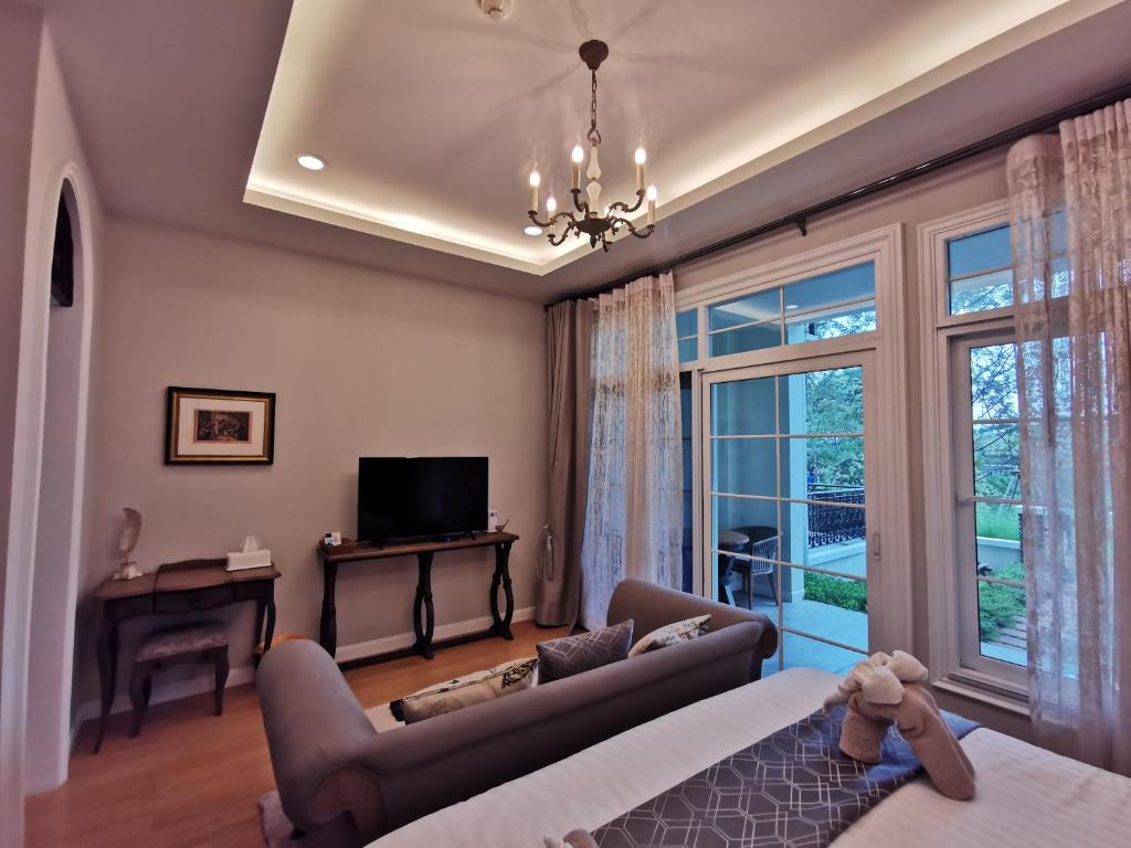 The Castell Condo by Nutthiwan room 912 and 921 photo 3