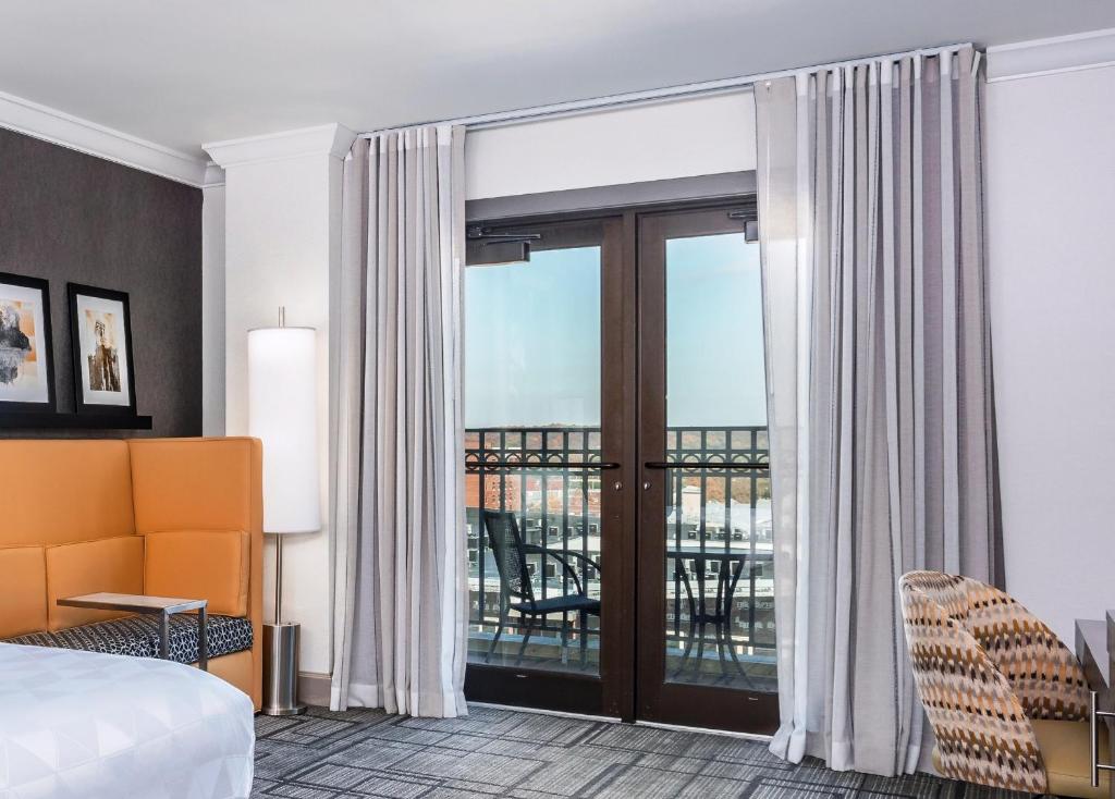 Holiday Inn Lafayette-City Centre, an IHG Hotel photo 2