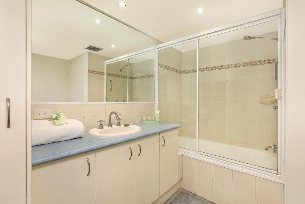 Elouera Tower Beachfront Apartments - Tap to explore photos