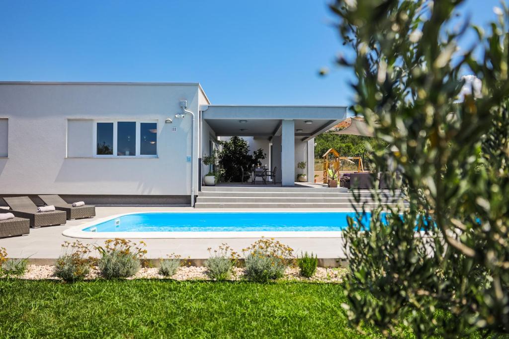 Villa Immortelle with pool and sea view photo 4