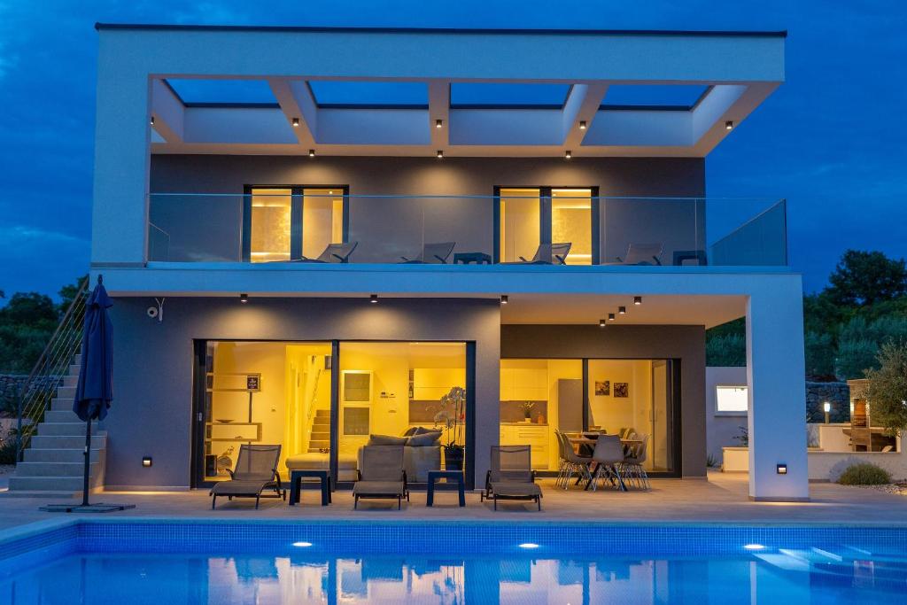 Villa QUADRA with heated pool photo 3