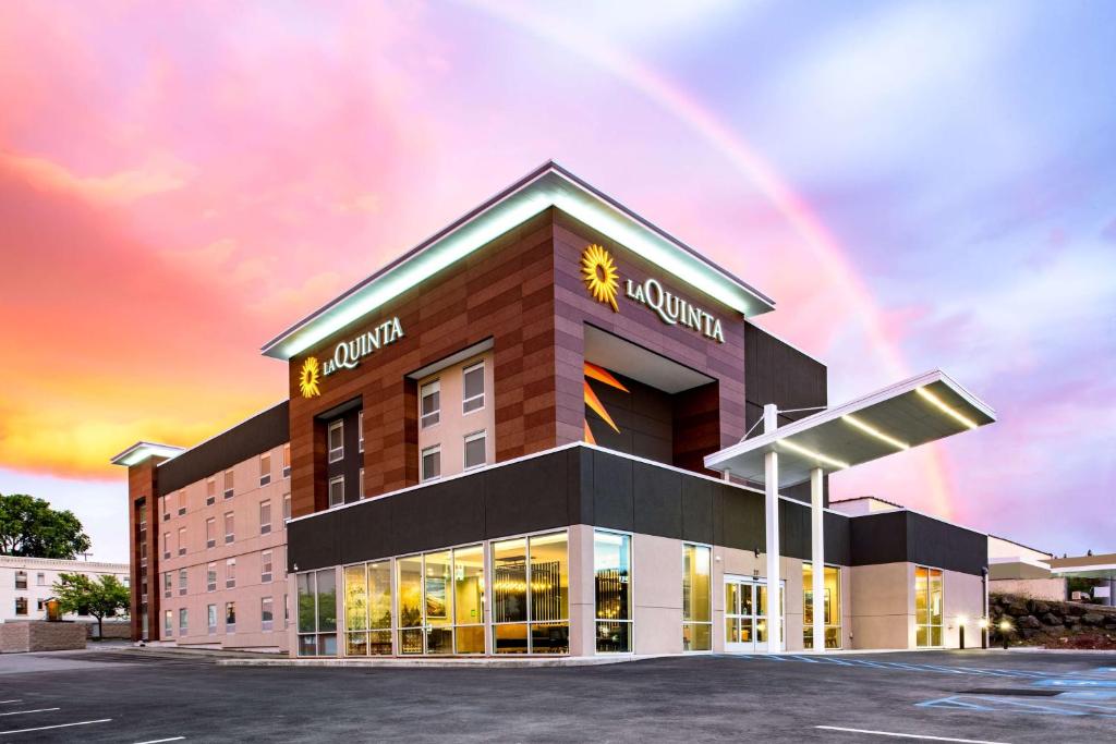 La Quinta Inn & Suites by Wyndham Spokane Downtown image