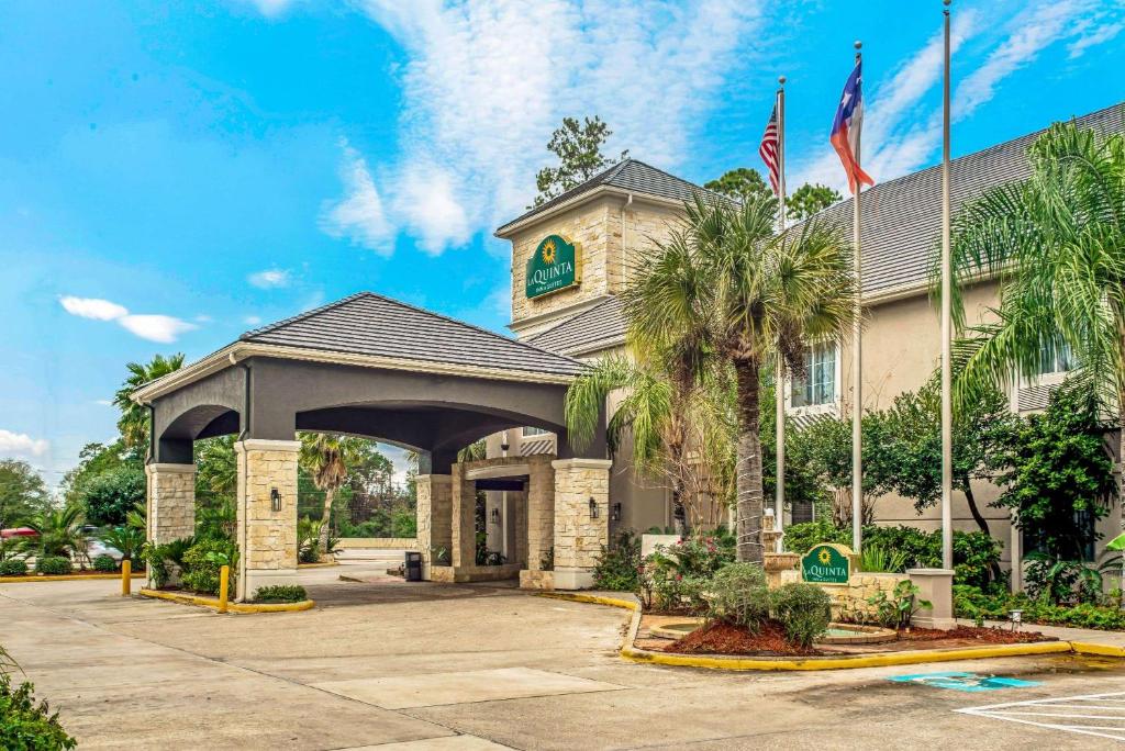 La Quinta Inn & Suites by Wyndham Kingwood Houston IAH Airpt image