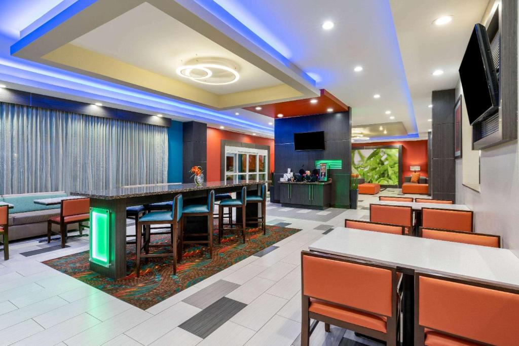 La Quinta by Wyndham Muskogee photo 1