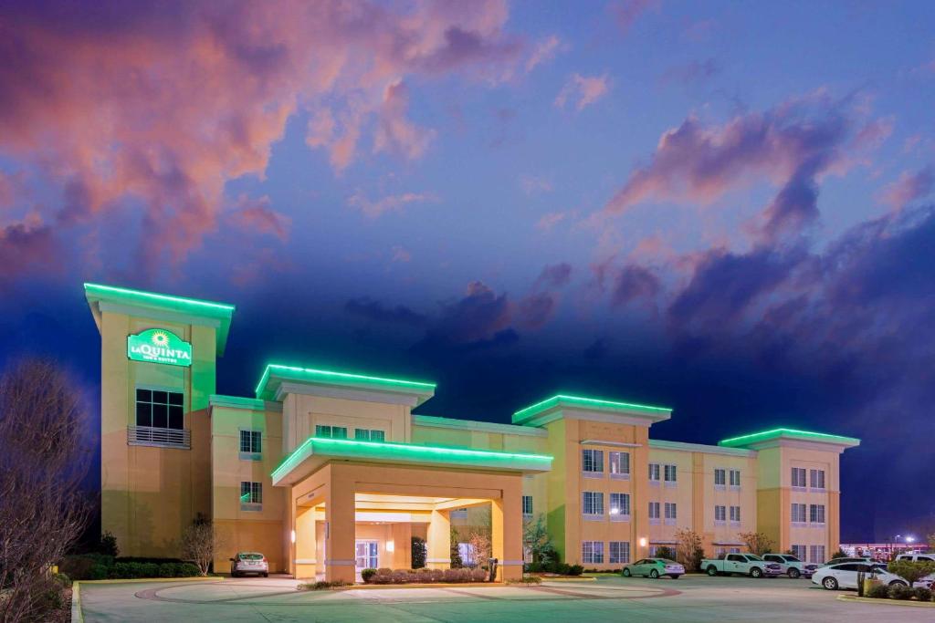 La Quinta Inn & Suites by Wyndham Muskogee image