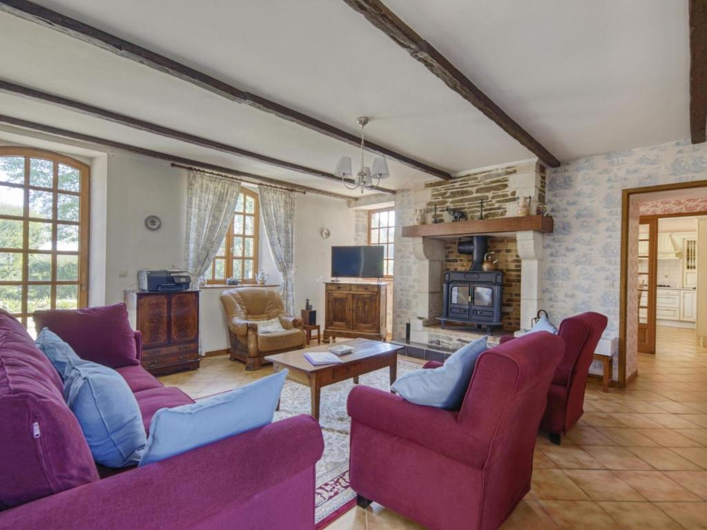 Enticing Holiday Home in Berigny with Swimming Pool photo 2