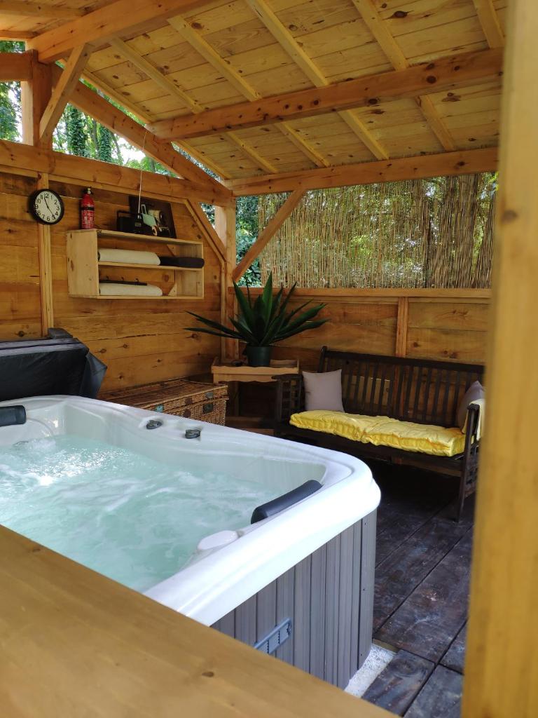 La Roulotte d'Emilie et son jacuzzi privé photo 2