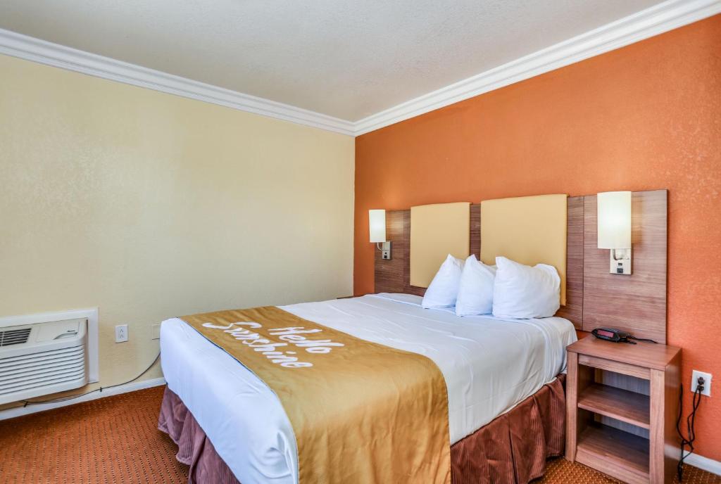 Days Inn by Wyndham Palm Springs photo 4